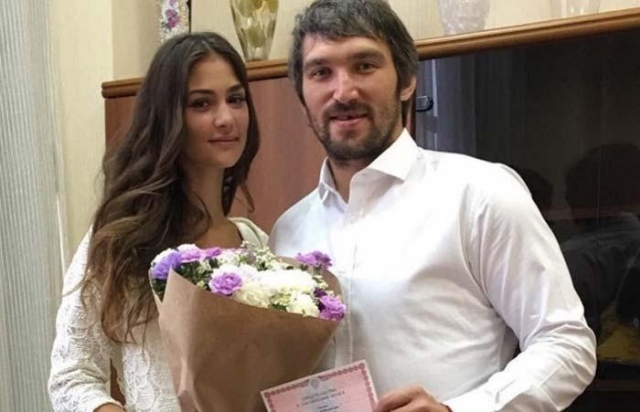Александр Овечкин и Настасья Шубская сыграли свадьбу через год после росписи