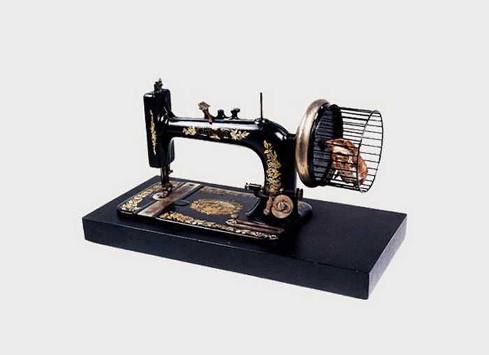 Швейная машинка с хомяком в колесе