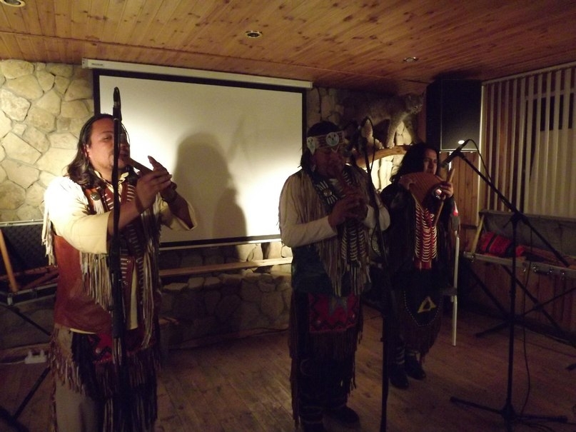 Индейцы играли потрясающе прекрасную и умиротворяющую музыку