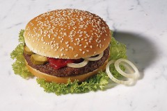 В Швеции мужчина поранился гвоздем, кусая гамбургер