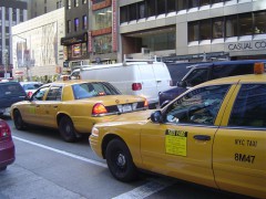 В Нью-Йорке таксист вернул пассажирке 10 тысяч долларов