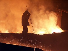 Инцидент на металлургическом комбинате в Оренбургской области: рабочий прыгнул в плавильную печь