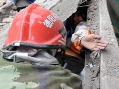 На Гаити из-под завалов спасены более 90 человек