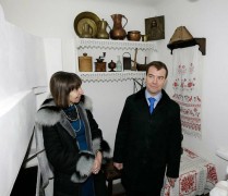 В Таганроге Дмитрий Медведев возложил цветы к памятнику Антону Чехову