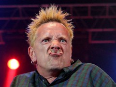 Вокалист Sex Pistols напал на продюсера, но все же избежал суда