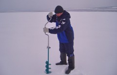 Сегодня в Ейске под лед провалились 9 рыбаков