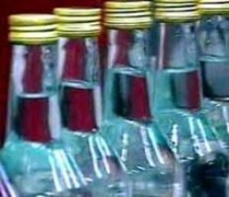 Четверо кубанцев продавали самодельную водку тысячными партиями