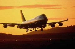 Попав в зону турбулентности во время перелета, около 20 пассажиров американского Boeing 747 получили ушибы