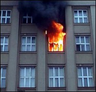 Женщина при пожаре спасла детей, выбросив их в окно