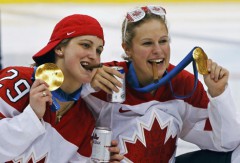 После победы на Олимпиаде канадские хоккеистки напились и накурились + фото