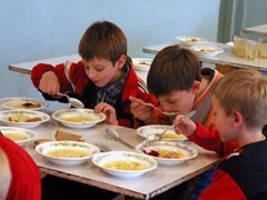 Президент РФ предлагает обеспечить школьников бесплатным горячим питанием