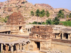 В результате обрушения фрагмента храма в Индии погибли не менее 60 человек