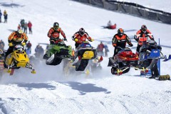 Участники гонок на снегоходах в Канаде попали под лавину