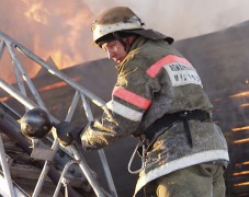 В Москве горит общежитие, из здания эвакуируют людей