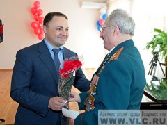 Мэр Владивостока вручил ветеранам ВОВ юбилейные медали