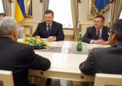 Янукович обсудил с депутатами Европарламента ускорение отмены визового режима