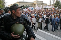В Бишкеке митингующие таранят машинами забор вокруг дома правительства