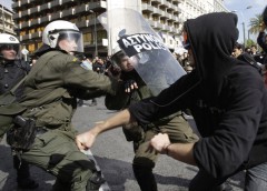 Полиция Греции задержала в Афинах около 70 демонстрантов
