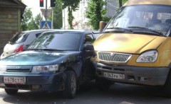 В Саратовской области пассажирская маршрутка столкнулась с легковой машиной