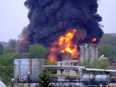 В Дагестане горит нефтебаза