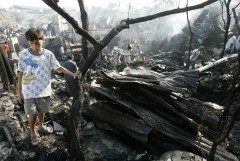 В пригороде Манилы сильный пожар уничтожил трущобы