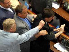 В Украине депутат оппозиции госпитализирован после драки в Верховной Раде