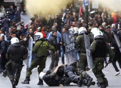 Среди митингующих в Греции появились первые жертвы