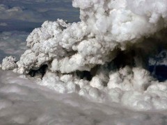 Из-за нового облака вулканического пепла авиакомпании Европы меняют маршруты