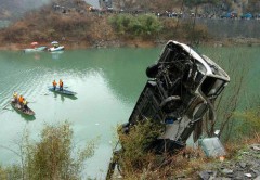 Автобус, возможно, с российскими туристами, упал в реку в Анталье