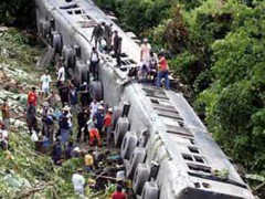 Число жертв крушения поезда в Индии возросло до 110 человек