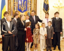 Янукович вручил государственные награды детям, проявившим героизм, спасая человеческие жизни