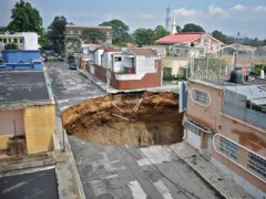 В результате провала грунта в центре столицы Гватемалы под землю провалился дом