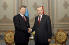 В Стамбуле состоялась встреча Януковича и премьер-министра Турции