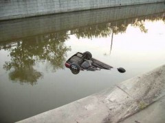 В центре Москвы автомобиль сбил мотоциклиста и упал в реку