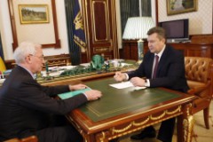 Янукович обсудил с Азаровым итоги работы правительства