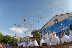 В День семьи, любви и верности в Анапе прошел парад невест