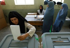 Парламентские выборы в Афганистане проходят под аккомпанемент взрывов