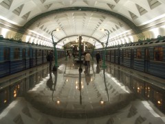 Сегодня утром в московском метро под поезд упал человек