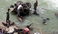 В Индии автобус с избирателями упал с моста в реку, около 14 человек погибли