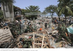 Число жертв цунами в Индонезии возросло до 272