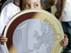 В начале торгов евро вырос в цене почти на 20 копеек