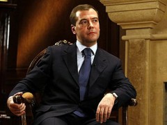Медведев предлагает наказывать чиновников, затягивающих рассмотрение жалоб