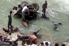 В Индии автобус упал в озеро, погибли 28 человек