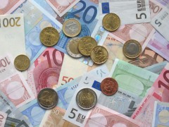 Евро упал в цене в начале торговой сессии почти на 30 копеек