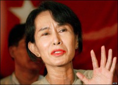 Лидер оппозиции Мьянмы Аун Сан Су Чжи удостоена высшей награды Франции - звания командора ордена Почетного легиона
