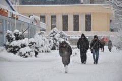 На уборку снега в Новороссийске «брошены» курсанты и старшеклассники