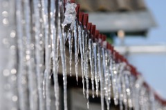 В Краснодаре повышен контроль за ликвидацией снега и наледи на крышах