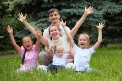 Путин предложил выплачивать матпомощь семьям при рождении третьего и последующего детей
