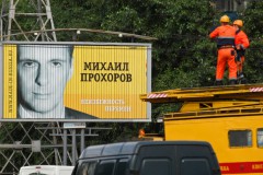 Прохоров обещает наказать чиновников, приказавших убрать билборды с его портретами