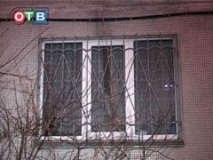 Во Владивостоке мужчина, повисший на окне возлюбленной, получил шваброй в глаз